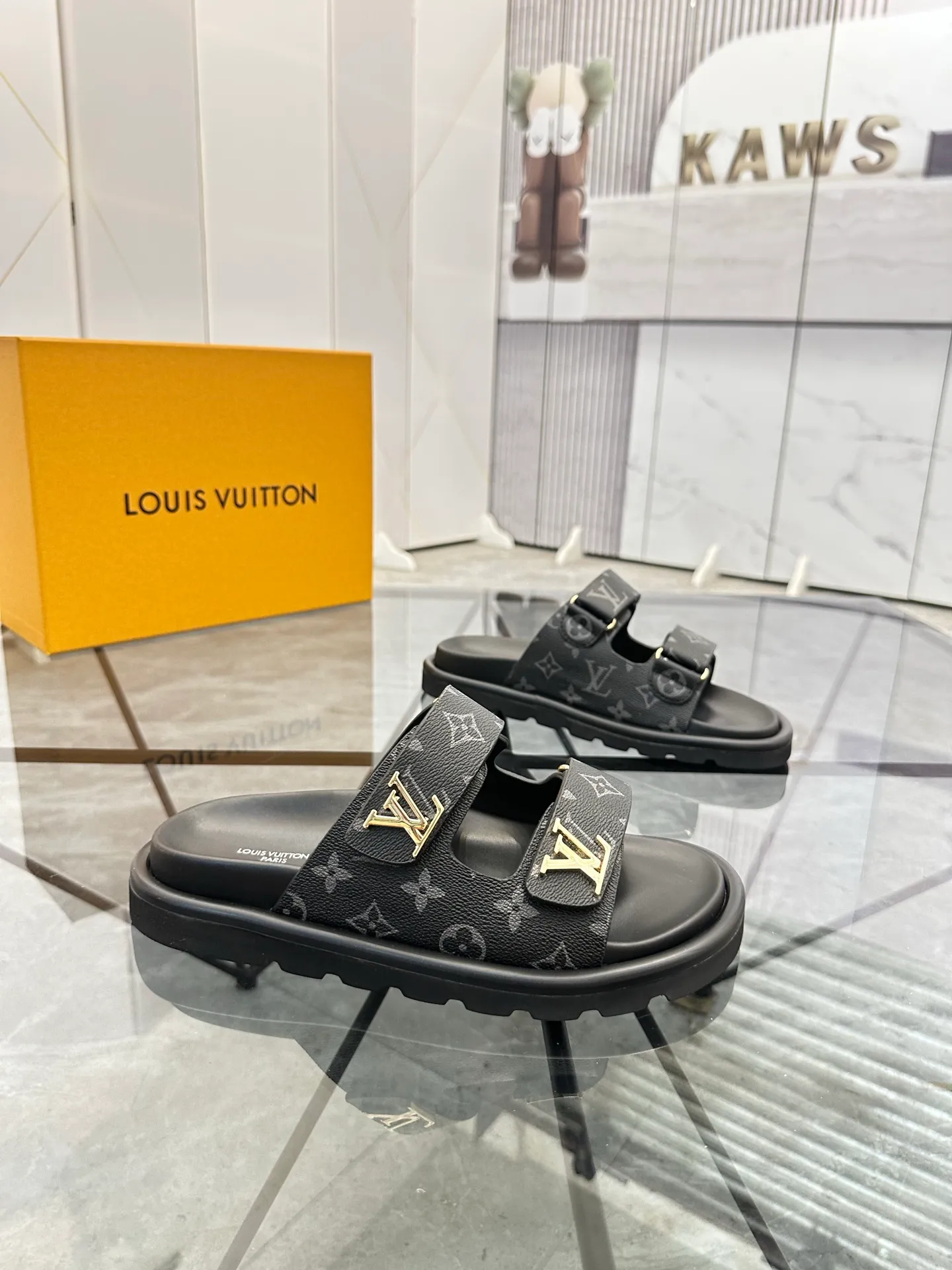 Men's shoes: 💰P400¥ Product trademark: LV * "Louis Vuitton*" slippers and sandals Regular size: 35-45 (can be customized to 46) Couple style Product materials: uppers imported from counters, original materials, breathable lining, original outsole. Number: 698